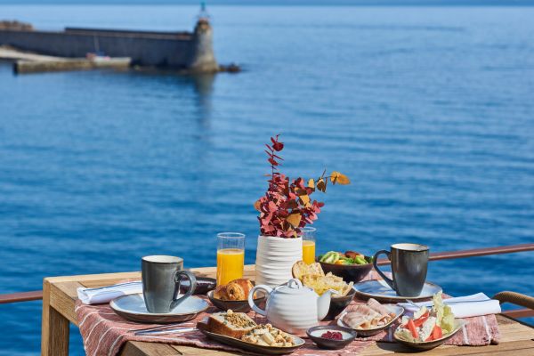 Un matin face à la mer, petit-déjeuner pour deux